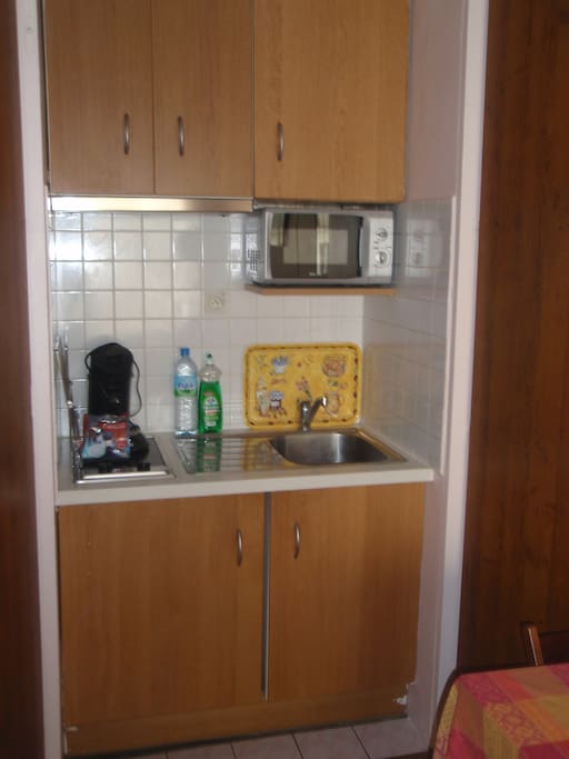 kitchennette complète avec frigo et microondes