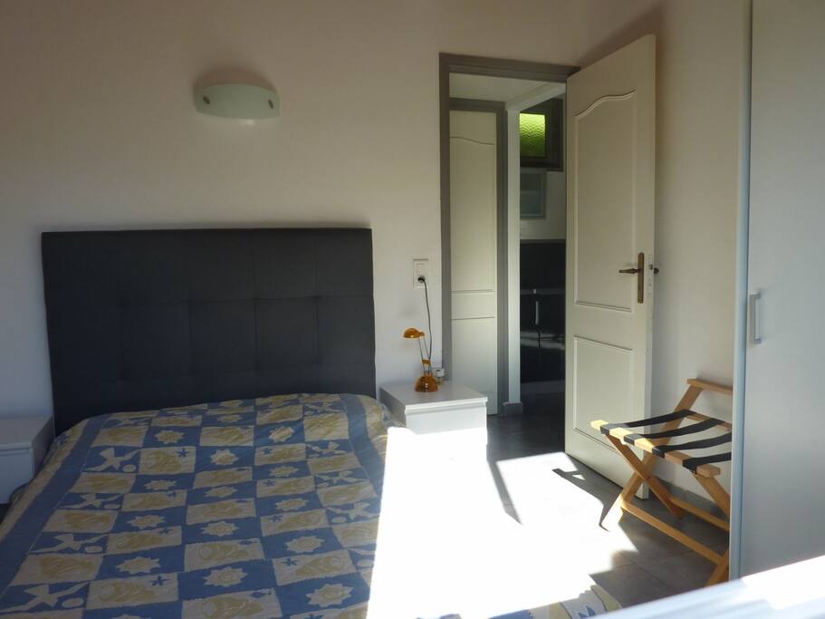 chambre avec lit double