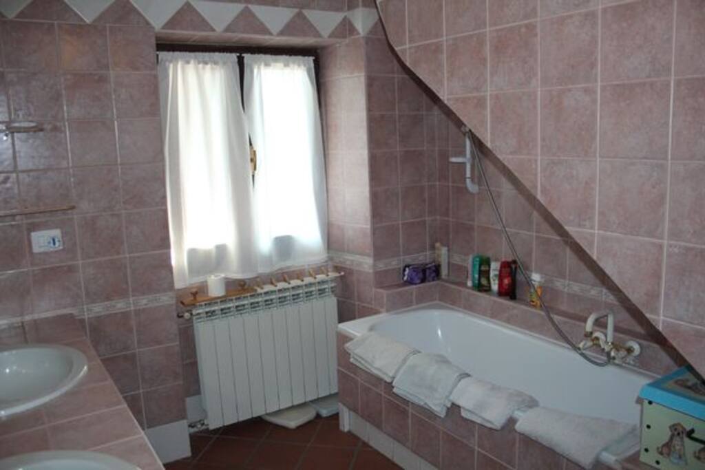 Visuale doccia e vasca da bagno