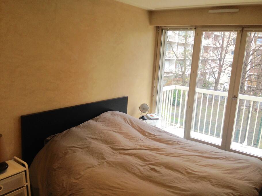 chambre composée d'un lit d'1,60 m donnant sur balcon