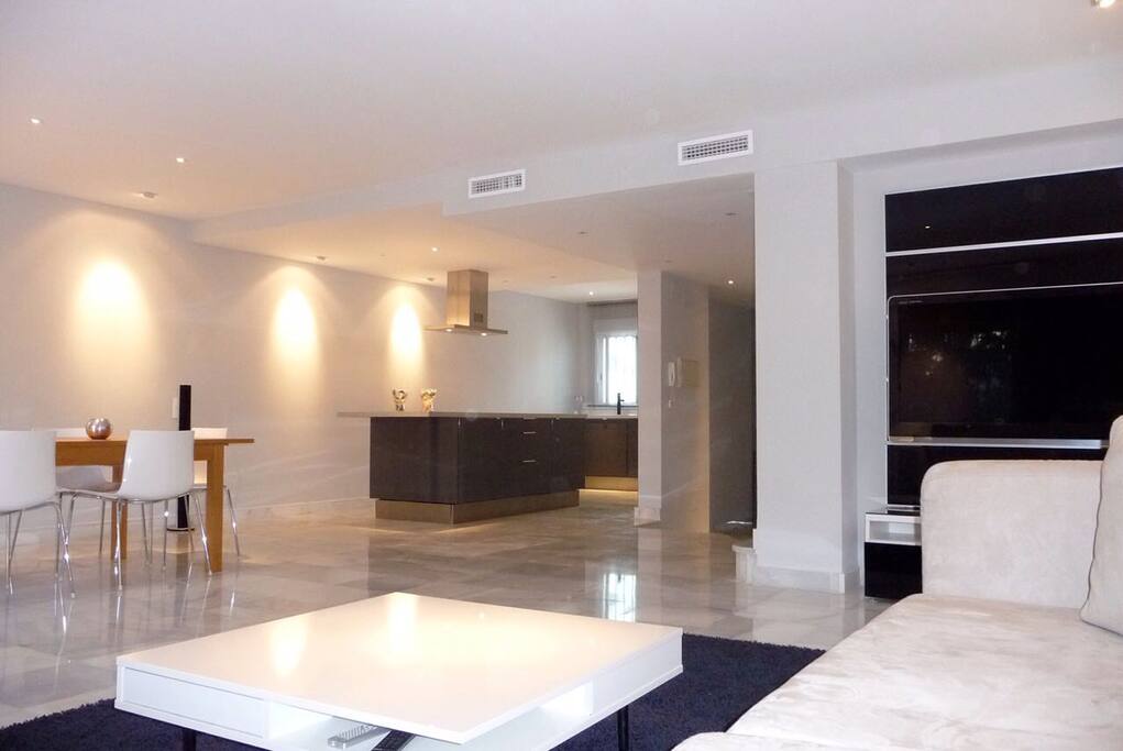 Salon con Cocina Americana de Diseño 50m2, con TV LED 50´´, Sofa Esquinero, Mesa Amplia 8/10personas y Salida Jardin. Distancia Caminando a Puerto Banus 15mn, Mercadona 2 mn,Dama de Noche Golf 6 mn. Piscina Priavada con llave para 32 vecinos
Living Room with Design Open Kitchen 50m2-550sqf, TV LED 50´´. Big Sofa an Dinner Table for 8/10 people and Terrace Exit. Walking distance: Puerto Banus 15mn, Mercadona Food Store 2 mn, Dama de Noche Golf Course 6 mn. Private Pool with key access for 32 owners