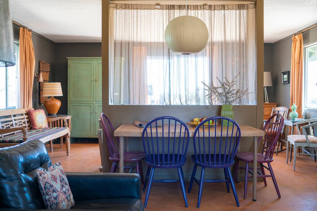 SerranoRemote Boulders in Pipes Canyon Pioneertown Houses for Rent in