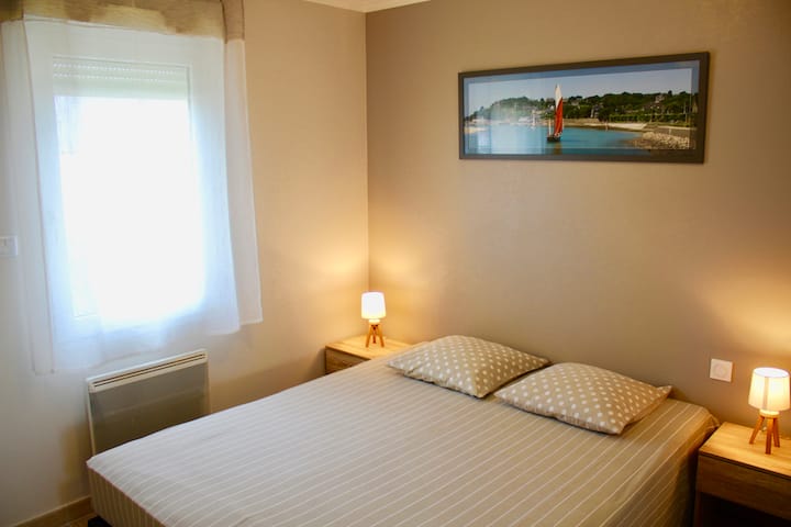 Dhoma e gjumit me krevatin 160 cm me dollapin e saj të madh