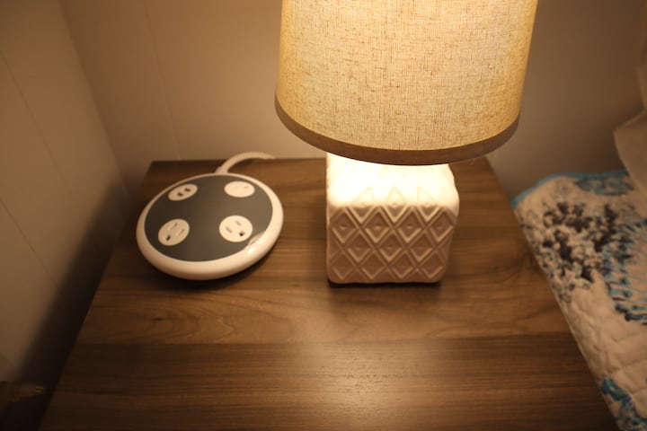 Hay muchas tomas de corriente para cargar tus dispositivos. 