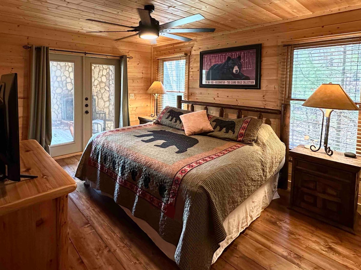 Hoofdslaapkamer met toegang tot het dek en inloopkast (niet gefotografeerd)