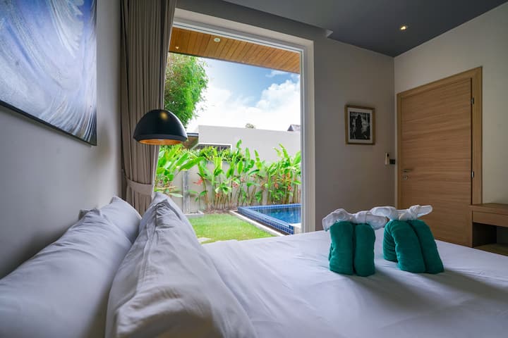 Chumba cha kulala cha 3 na Mtazamo wa Bustani kupitia glasi kubwa ya dirisha