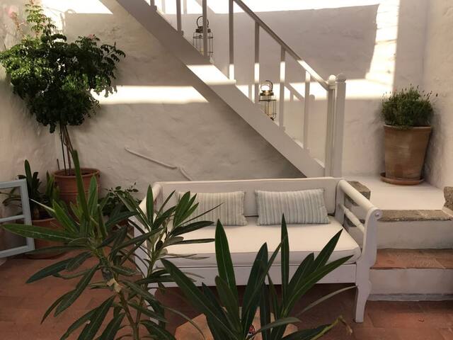 Real Athenians Patmos. Exquisite house in Chora gallery image 3