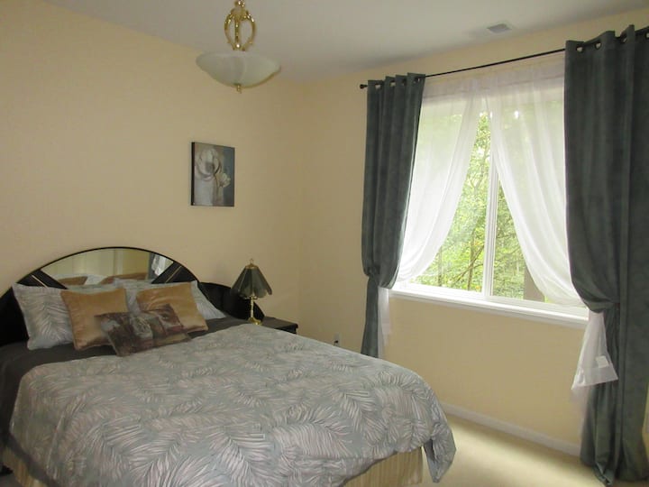 主卧配有标准双人床，可供您放松身心，欣赏森林美景