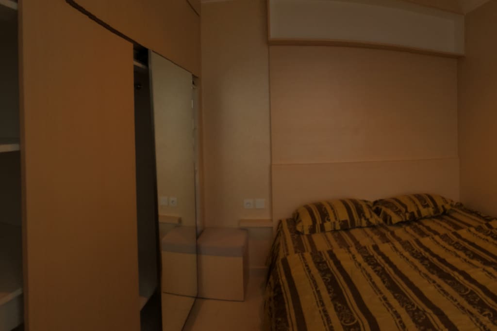 bedroom 1: double bed, AC, wardrobe