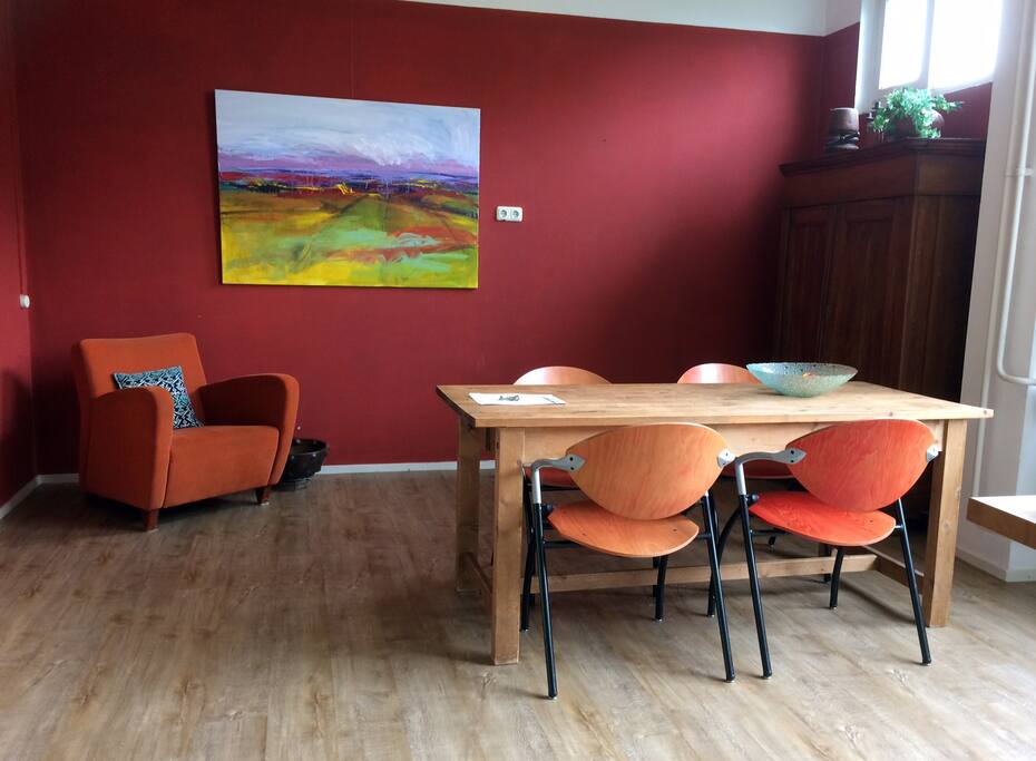 Het appartement heeft een gezellig leefkeuken