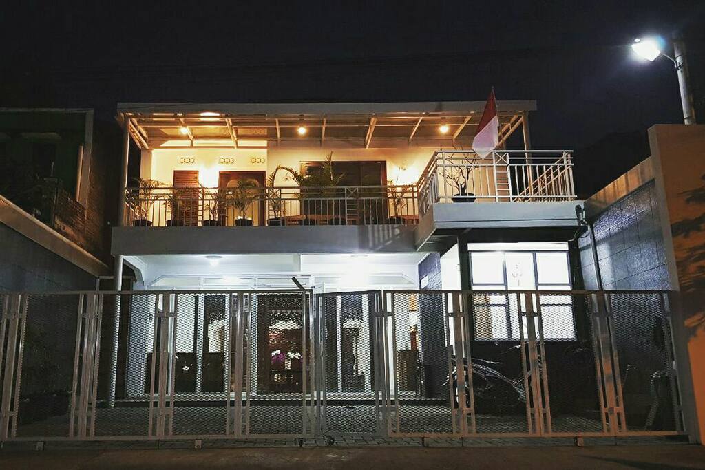 Wisma Eyang Sosro offers 9 guestrooms, 24-hrs security, CCTV, WIFI, cable tv, hot and cold shower, musholla, shared kitchen and dining room, and spacious lobby for the comfort of our guests.