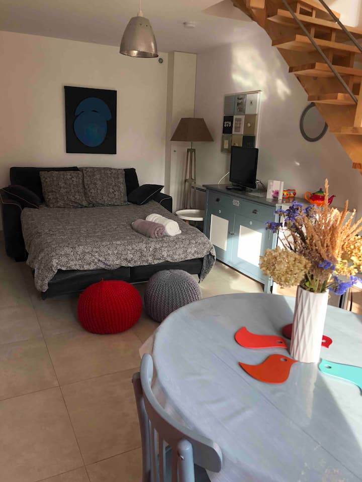 غرفة النوم الرابعة التي تتطابق مع غرفة النوم الثالثة.