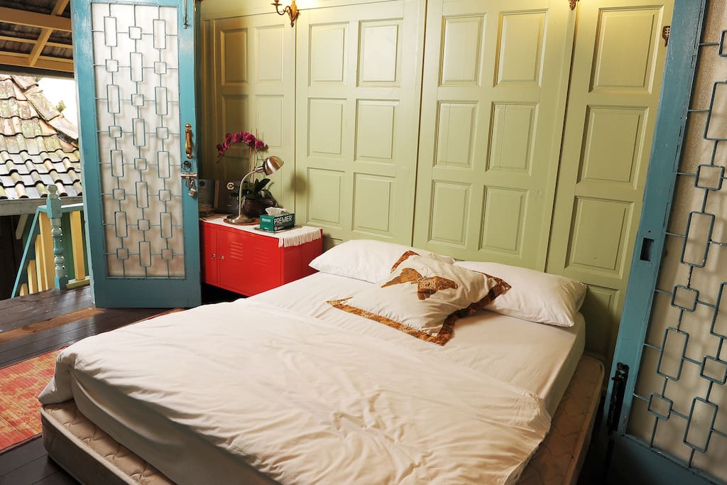 Main, queen-sized bed.
