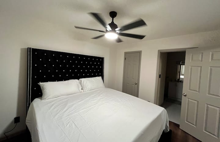 חדר שינה קינג עם חדר רחצה ושירותים צמוד