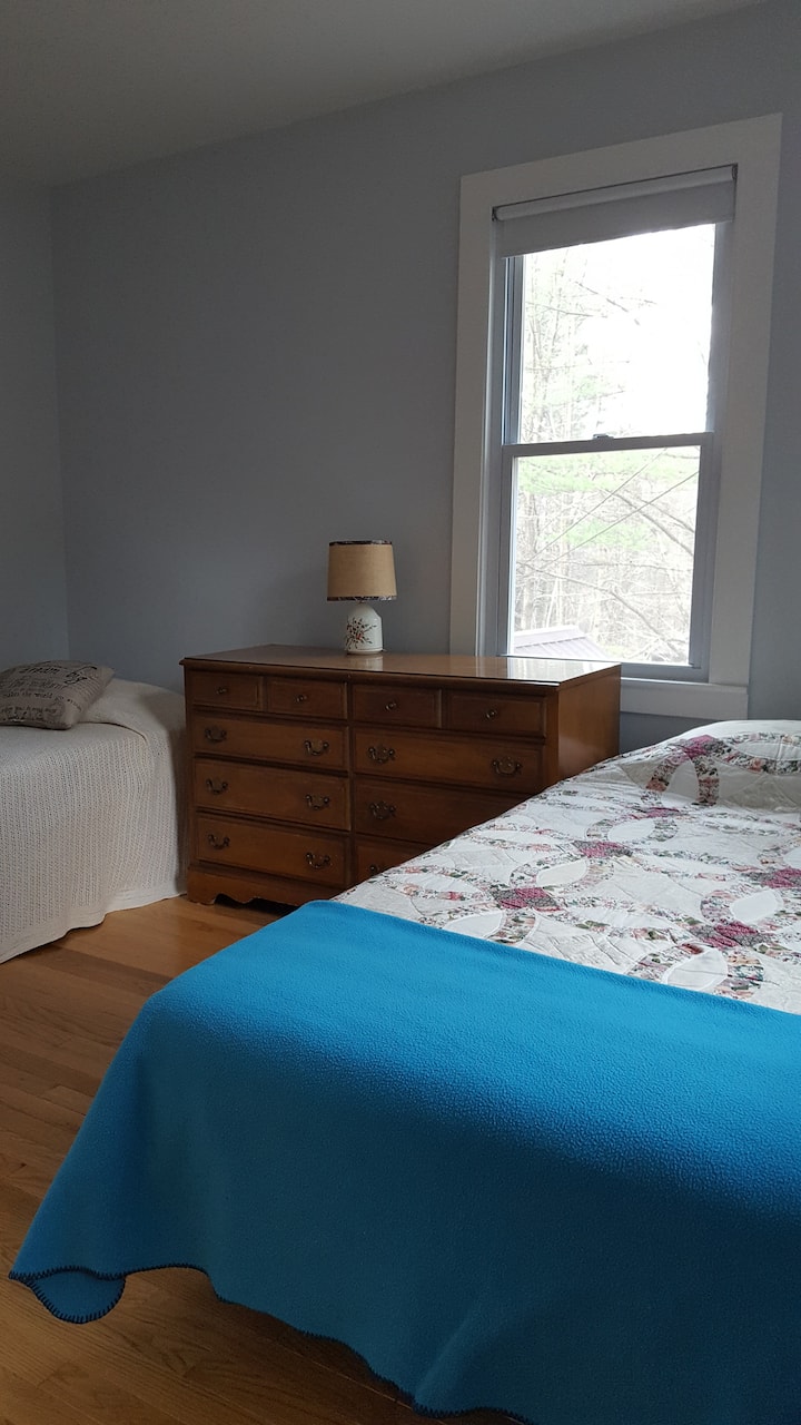 חדר שינה רביעי עם שתי מיטות יחיד.