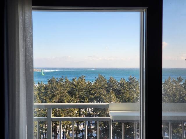 Sokcho Sea Fantastic Ocean View Sun, Moon, and Star Pretty 3-person room # Beach 30 seconds # Ferris wheel view # Romantic sea view # Autumn light trip