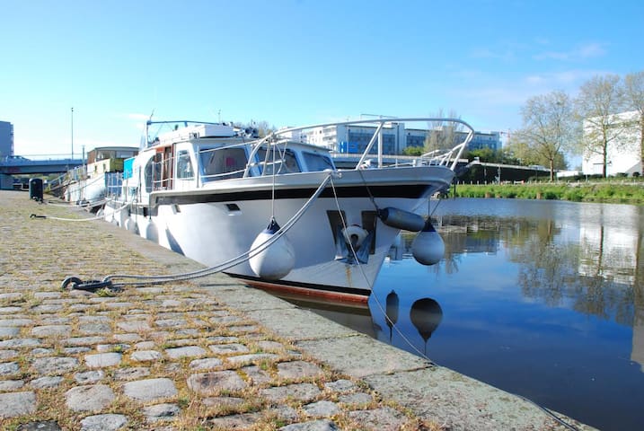 Bateau atypique, centre ville, Jolie vedette cosy