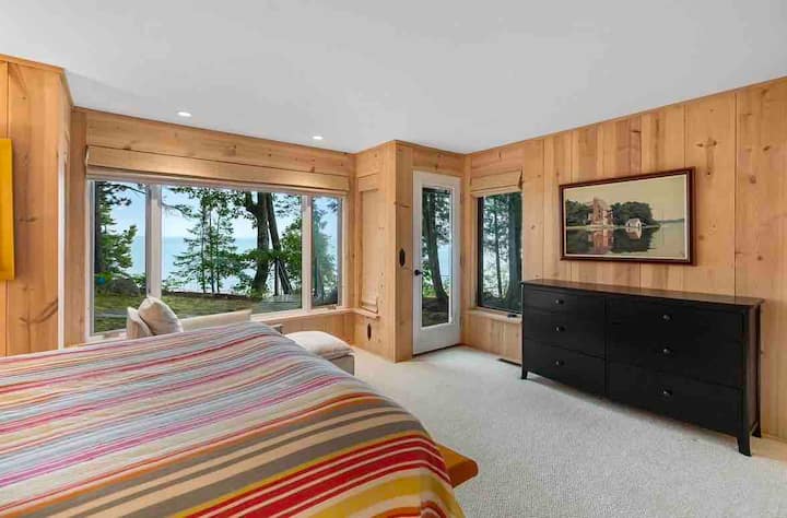 ประตูด้านนอกนี้อยู่ห่างจากชายหาดเพียงไม่กี่ก้าว หลับไปฟังเสียงคลื่น รับลมอย่างไม่น่าเชื่อหรือดูพายุที่เบาบางลง!