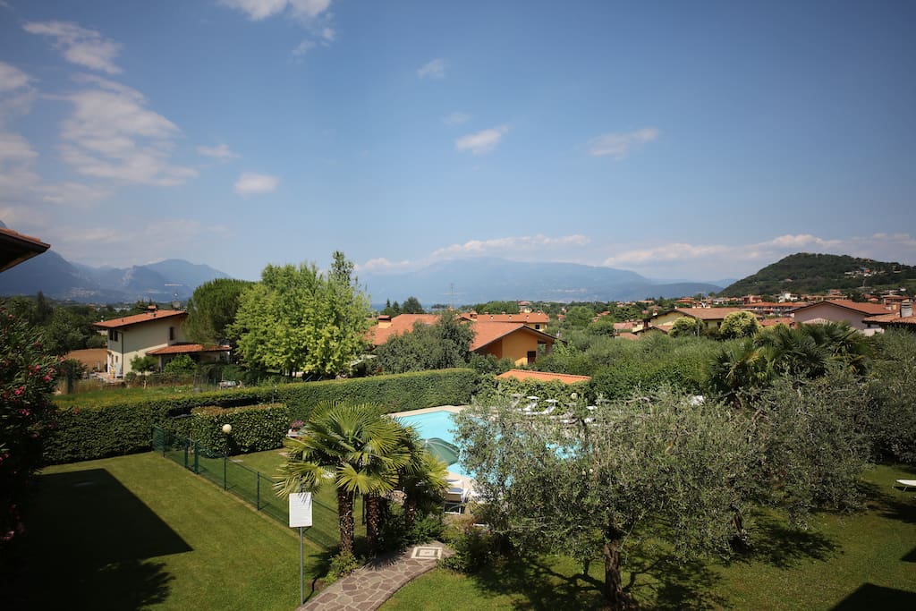 Piscina immersa nel verde a La Corte degli Olivi