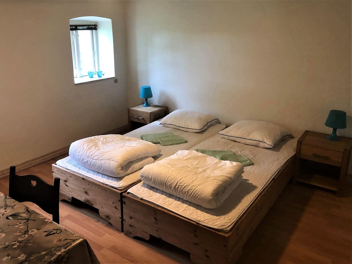 Det ene af to gode soveværelser i lejligheden.