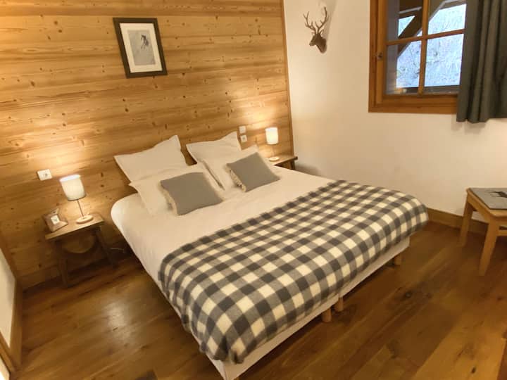 Izba na prízemí: 1 manželská posteľ alebo 2 jednolôžka
160 x 200 cm dvojlôžko
80x200 jednolôžko