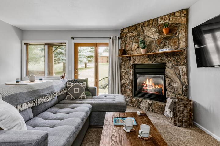 ♦️King Bed • Hot Tub & Netflix • On Free Bus Route