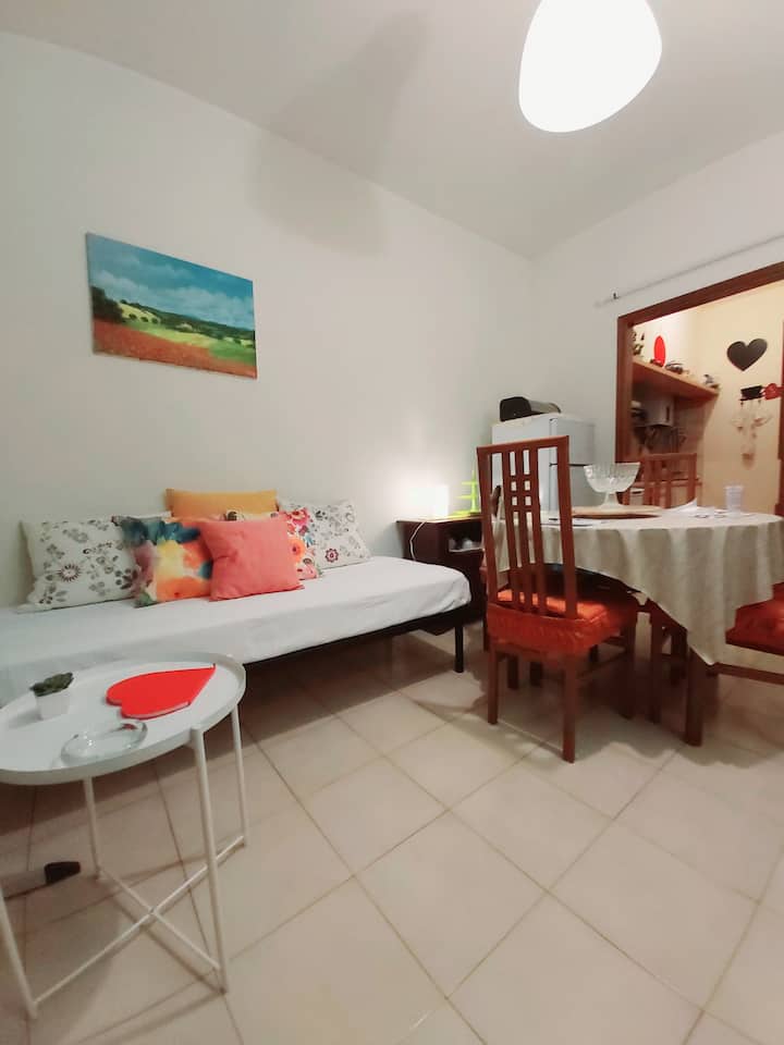 客厅内有一张4 °床。