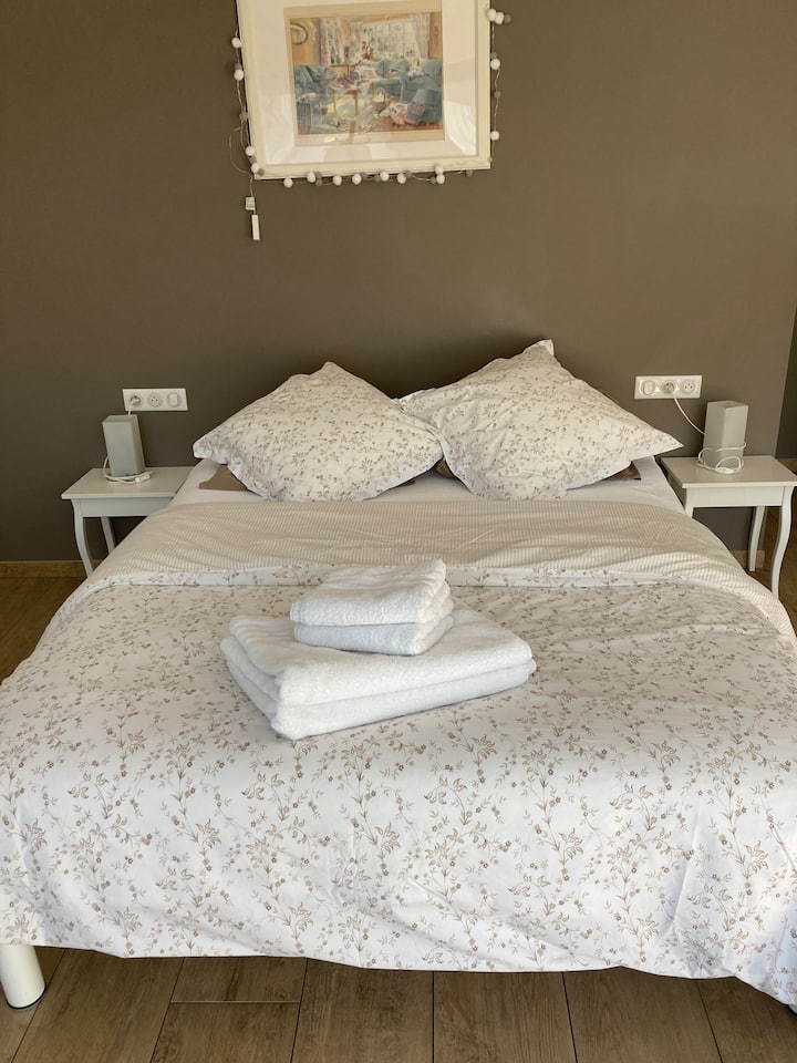 Le lit: 1,60 m x 2 m