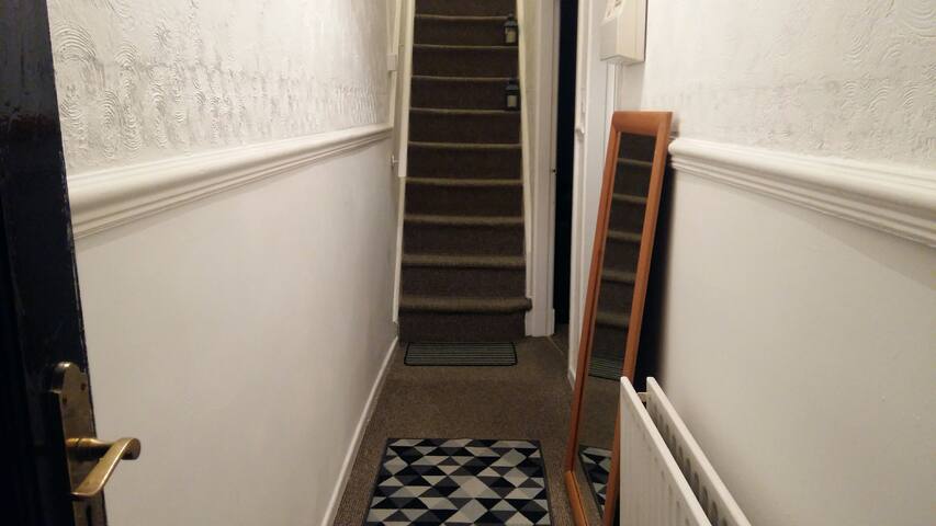 Cozy Three Bedroom Home Media City/ Free Beverages gallery image 3