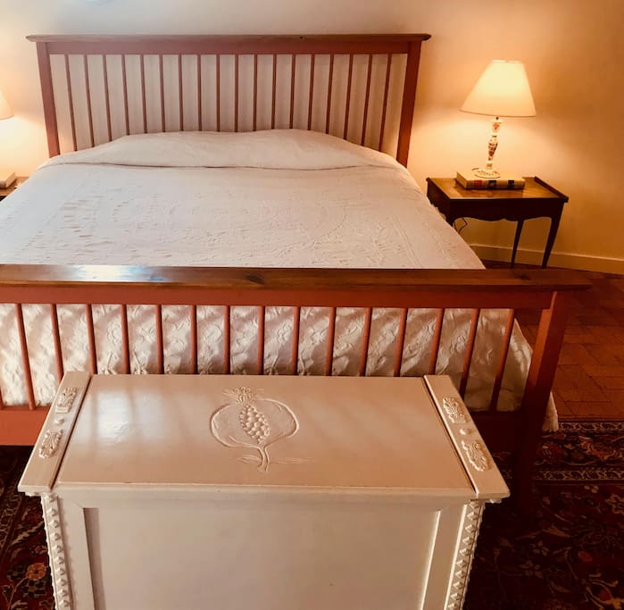 Kingsize bedroom with air-conditioning.