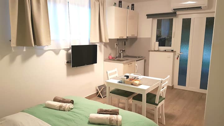 STUDIO APT. MANJI a/c, free parking, beach 500m