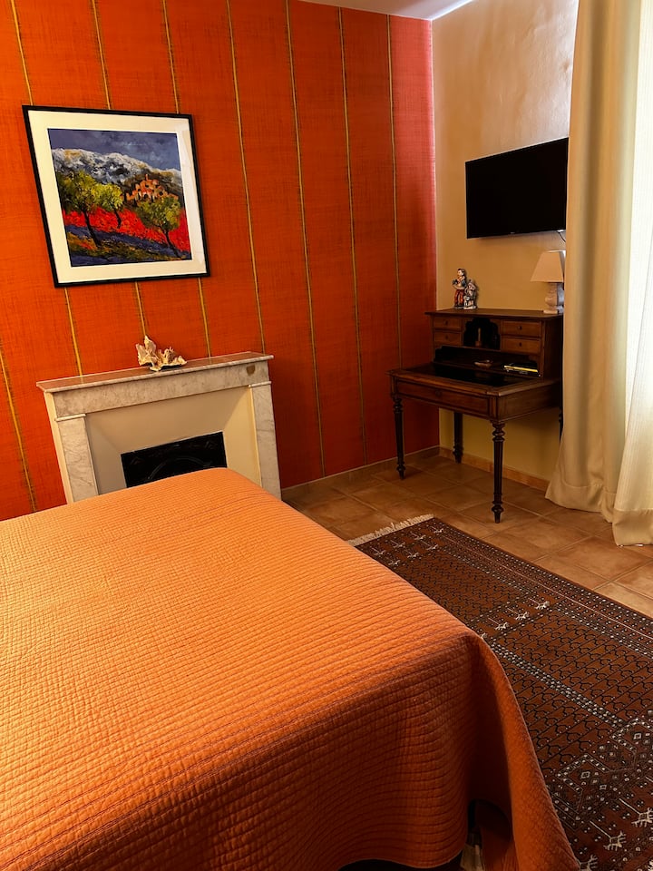 Dhoma kryesore e gjumit me drejtim nga jugu, pjesa e përparme e shtëpisë