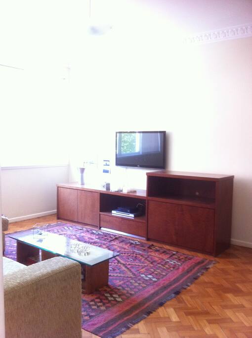 SALA de ESTAR com tv à cabo