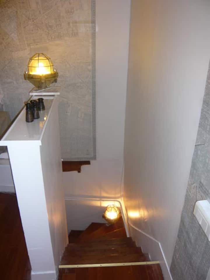 บันไดไปยังชั้น 1 พร้อมโคมไฟ secourité จาก Opera Garnier