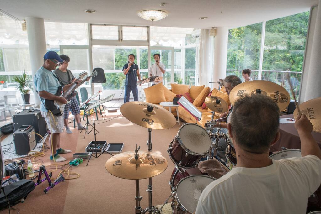 バンドメンバーが集まって演奏♪