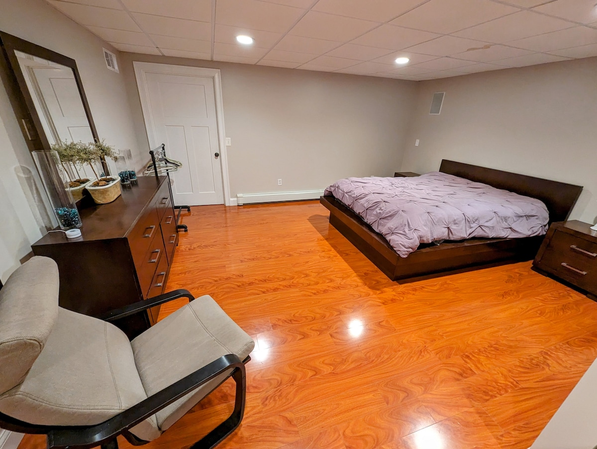 旁边还有一张折叠沙发