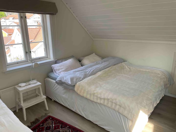 Dhoma e gjumit 3 në katin e 2-të ka gjithashtu dy krevate 1x180 dhe 1x120