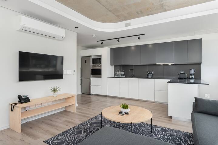 Modern Two Bedroom Apartment with Mountain Views gallery image 4