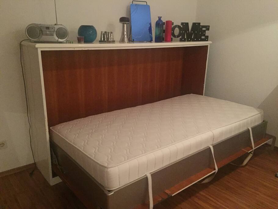 Here is the bed open. You can see the thick Matratze