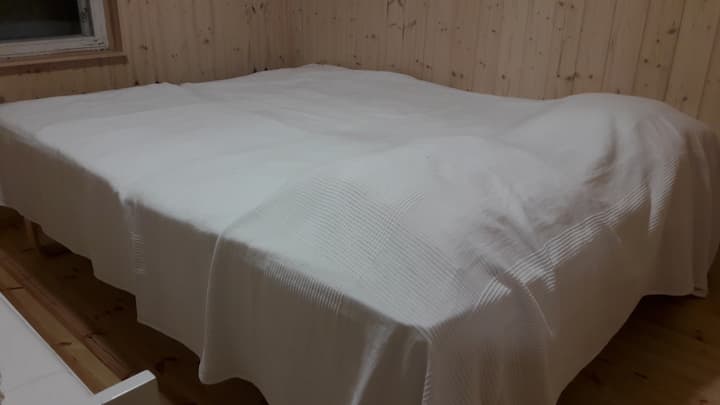 Cama matrimonial en el segundo dormitorio