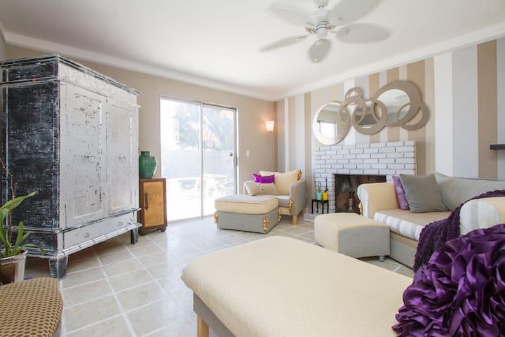 Cozy Yellow room 2.1 mi from strip