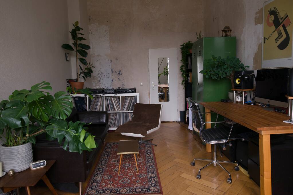 Schlafzimmer mit Sicht aus dem Bett