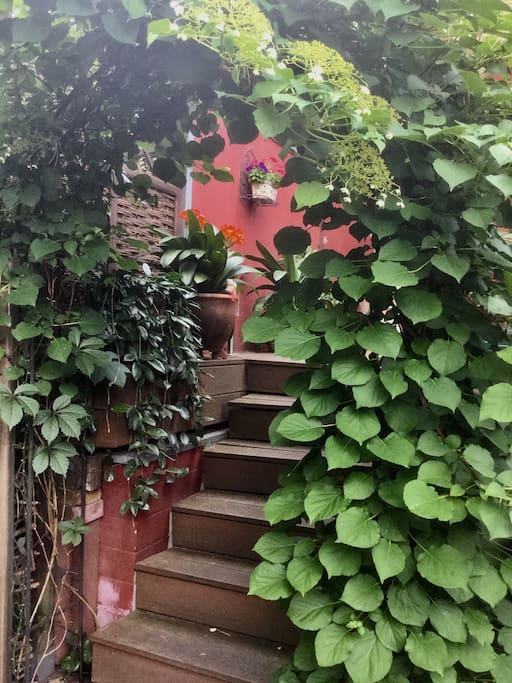 Die Treppe zur Terrasse