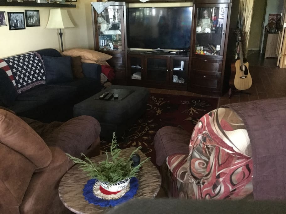 Family room w/pull out and 55" smart TV - WiFi access