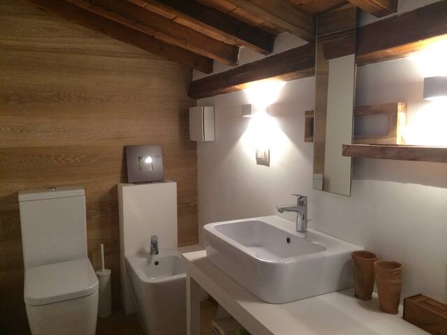 Modern Loft with Fantastic View gallery image 4