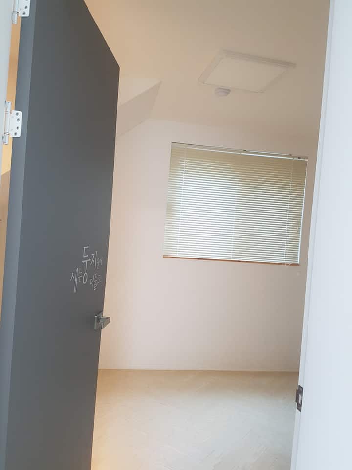 مناسب لسرير واحد إلى سريرين مفردين في الطابق الأول. يوجد حمام ملحق.