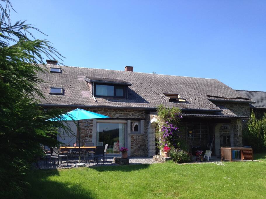 Grande terrasse plein sud dont une partie couverte, BBQ, mobilier de jardin