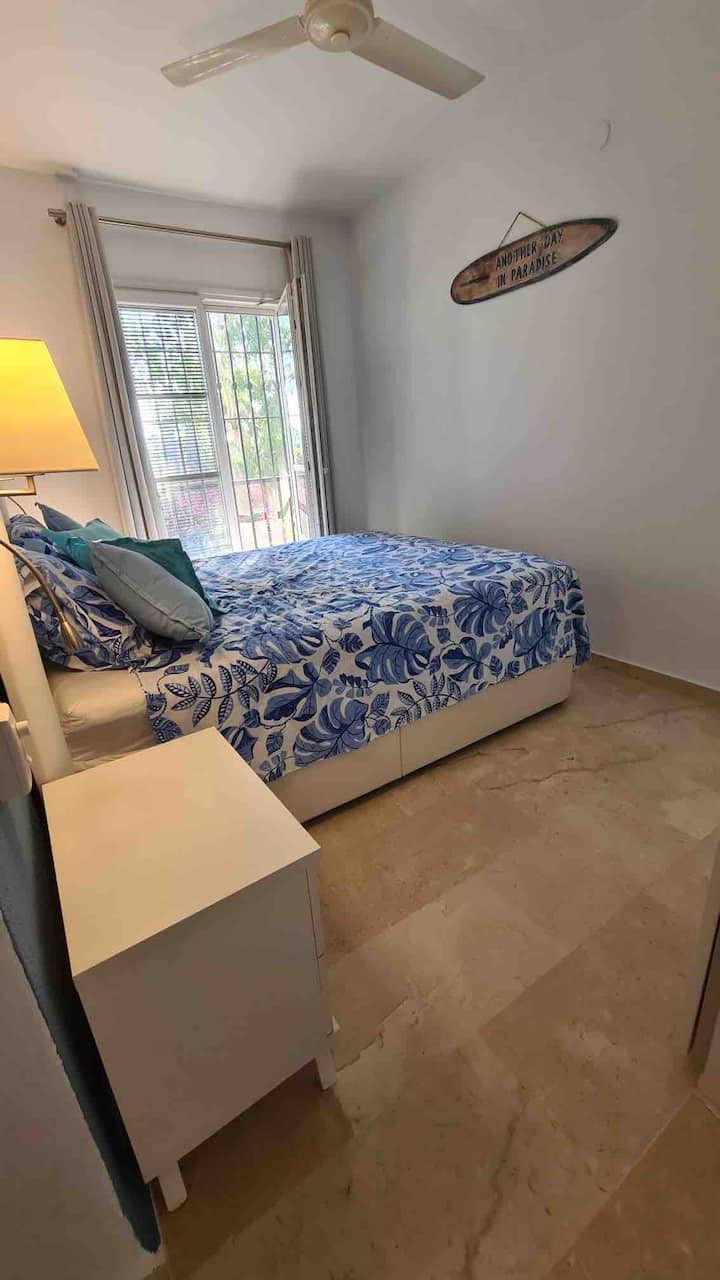 Druga spavaća soba, veliki krevet, pogled na more