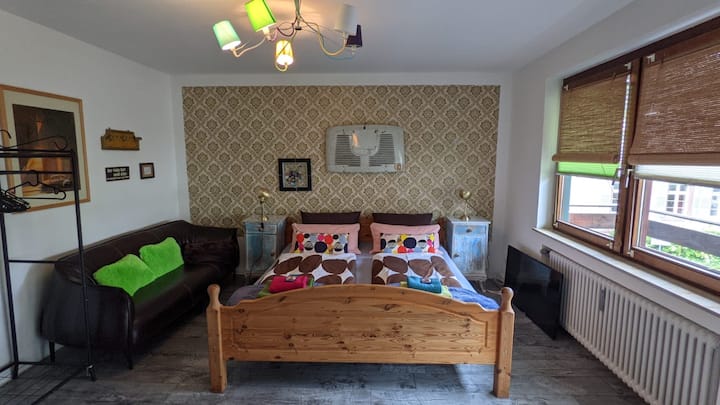 Habitación 6 con cama 1,80 *2 m con baño y 1 cama 1,40*2 m
Además, cuna y sofá cama 