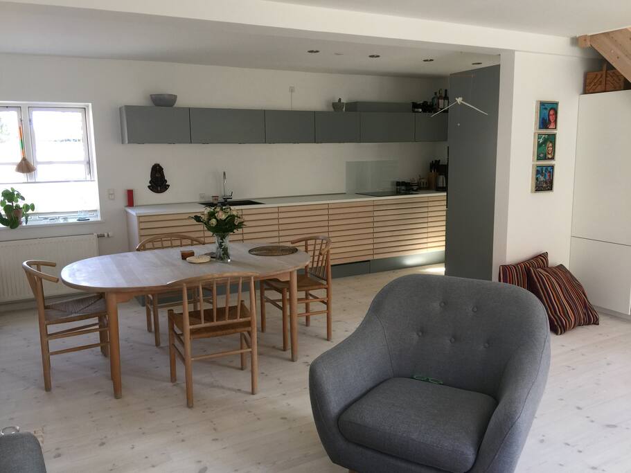 Køkken alrum i stueplan, med helt nyt Svanekøkken